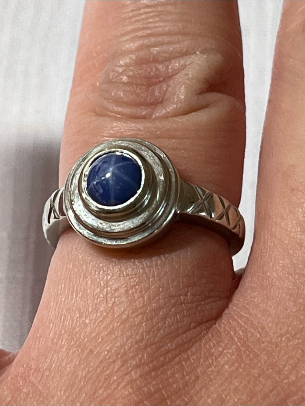 10k white gold Blue Star Sapphire Ring
Size 6.5